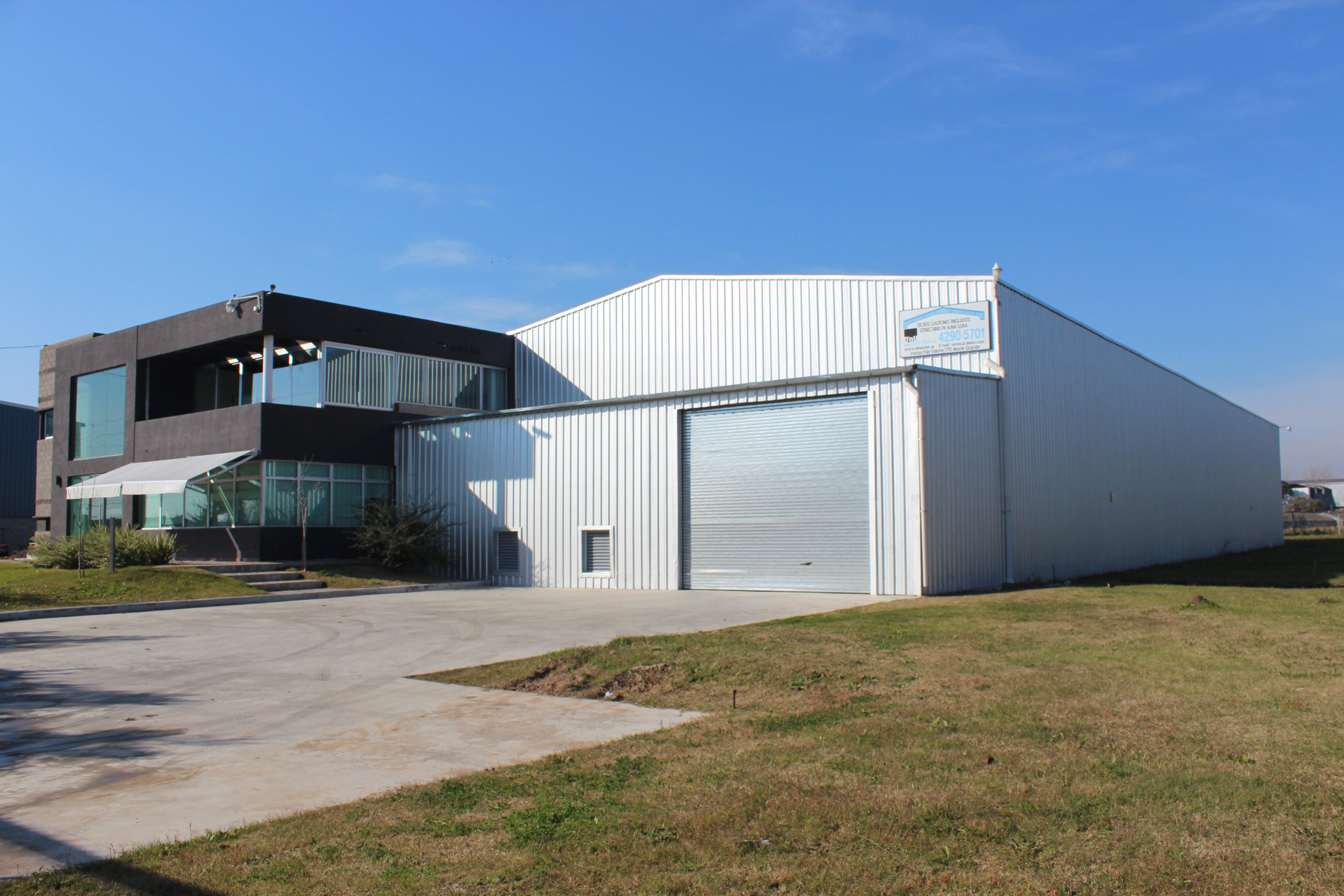 Frente de la fábrica